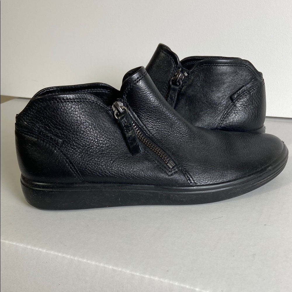 Ecco Black Flats Sleek Leather Loafers